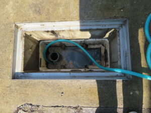 グリストラップ水槽洗浄中