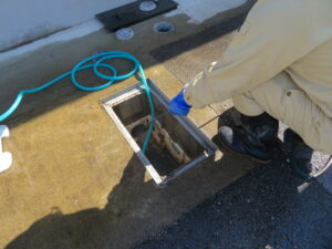グリストラップ水槽油脂除去作業中